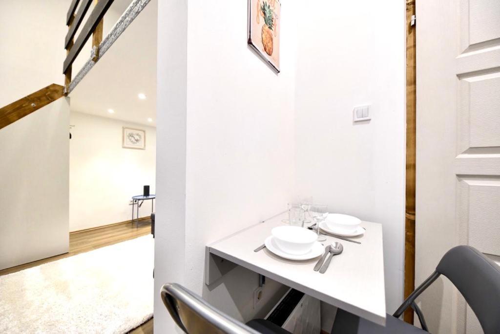 Cute Gallery Apartment Close To The Basilica, Queen Будапеща Екстериор снимка