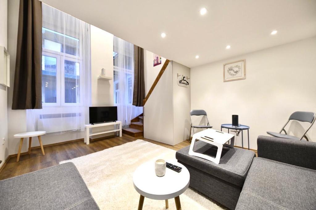 Cute Gallery Apartment Close To The Basilica, Queen Будапеща Екстериор снимка